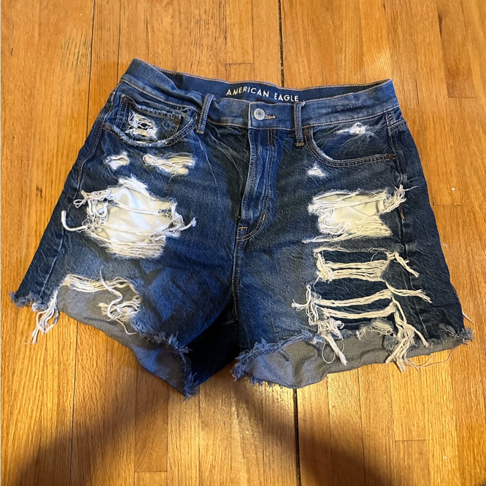 American eagle distressed 90s boyfriend short